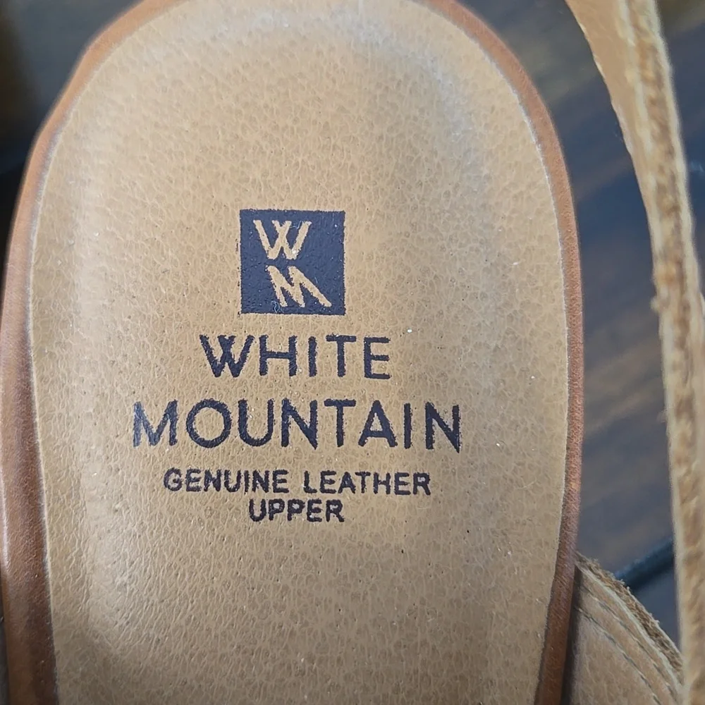 WHITE MOUNTAIN Lamar Tan & White Leather Buckle Stacked Heeled Sandals Sz 10